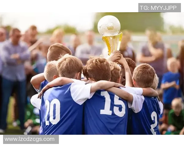 全场踢足球的乐趣与团队合作精神的完美结合 全场踢足球的乐趣与团队合作精神的完美结合