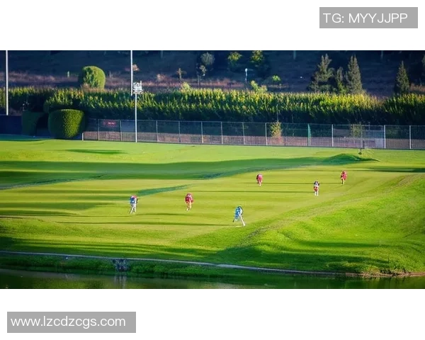 游之星足球带你领略激情四溢的绿茵场,畅享足球魅力与团队精神的完美结合 游之星足球带你领略激情四溢的绿茵场,畅享足球魅力与团队精神的完美结合